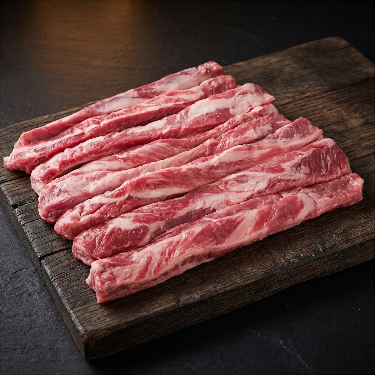 Iberico ribfingers op een houten plank