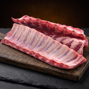 Spareribs naturel op een houten plank