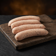 BBQ worst tuinkruiden op een houten plank